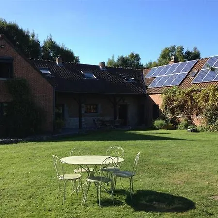 Escape In A Charming House 펠루이