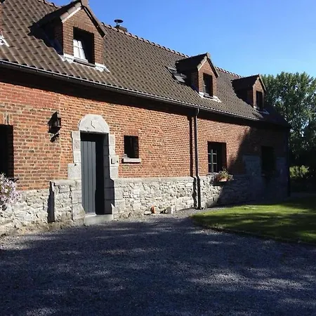 Escape In A Charming House 펠루이